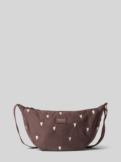 Produktfoto, Fanny Pack mit Logo-Detail Modell 'Puffy' von Studio Noos in Braun mit weißem Allover-Logo-Stitching, sichtbarer Reißverschluss, längenverstellbarer Schulterriemen, strukturierte Textiloberfläche, Maße und Details gemäß Kontext.