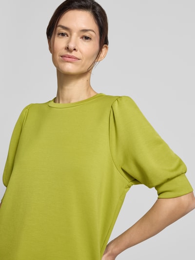 Frauenmodel trägt Sweatshirt mit 1/2-Arm Modell 'BANU' von Soyaconcept aus Material-Mix mit Modal-Anteil, Rundhalsausschnitt, Puffärmel, Regular-Fit, Nahaufnahme Oberkörper.