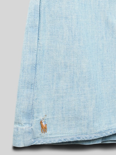 Produktfoto, Regular Fit Skort aus reiner Baumwolle von Polo Ralph Lauren Teens in Denim-Optik mit Wickel-Optik, Bindeband-Verschluss, elastischem Bundabschluss, reine Baumwolle, Struktur fein, helle blaue Farbe, sichtbare Webtextur.