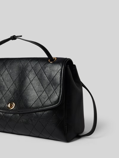 Produktfoto, schwarze Handtasche mit Schulterriemen Modell 'Charlie' von MANGO mit Steppnähten, Überschlag und goldfarbenem Verschluss, leicht strukturierte Oberfläche, neutraler Hintergrund.