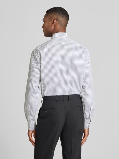 Mannenmodel draagt Regular Fit Businesshemd met Button-Down-Kragen van OLYMP, wit met fijn ruitpatroon, langemouwen, rugaanzicht.