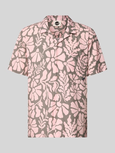 Produktfoto, Freizeithemd im Allover-Look Modell 'Melo' von BOARDIES aus reinen LENZING™ ECOVERO™ Fasern in Rosa und Grau, Regular-Fit, Reverskragen, Brusttasche.