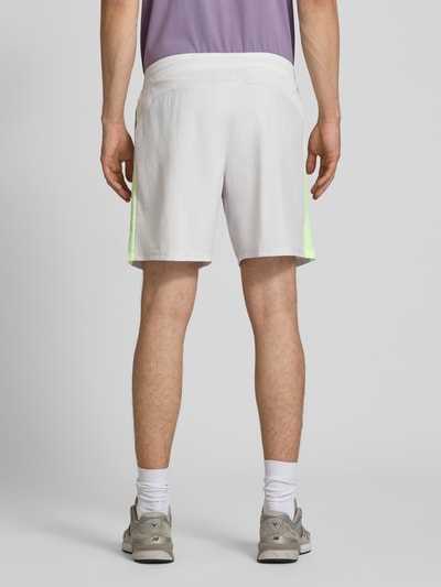 Männermodel trägt Shorts mit elastischem Bund und Logo von New Balance, Herren Shorts, Regular Fit, Logo, Tunnelzug, Rückansicht Ganzkörperansicht.