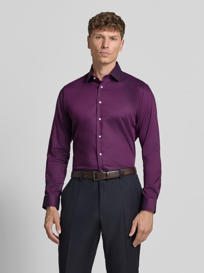 Mannelijk model draagt Regular Fit Business-Hemd met Kentkragen van Christian Berg Men, paars, katoen, lange mouw, knoopsluiting, frontale volledige lichaamsweergave.