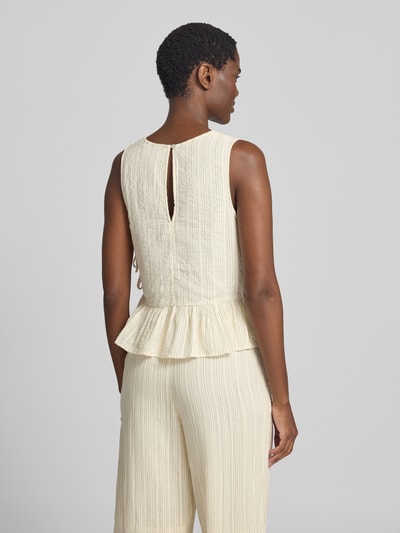Frauenmodel trägt Blusentop mit seitlicher Schnürung von Jake*s Studio Woman in Creme, strukturierte Oberfläche, Cut Out im Rücken, Ganzkörperansicht Rückansicht