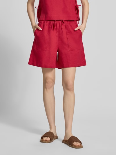 Frauenmodel trägt Regular Fit Shorts aus Leinen-Baumwolle-Mix von Marc O'Polo Denim, Optik: Unifarben, Eingrifftaschen, Bundabschluss: Tunnelzug, Material mit glatter Textur, Nahaufnahme Unterkörper, Vorderansicht.
