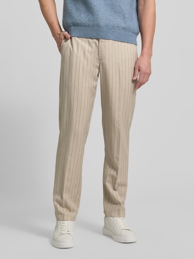 Męski model nosi Stoffhose mit französischen Eingrifftaschen od Les Deux, beżowy materiał w paski, regular fit, ujęcie całej sylwetki z przodu.