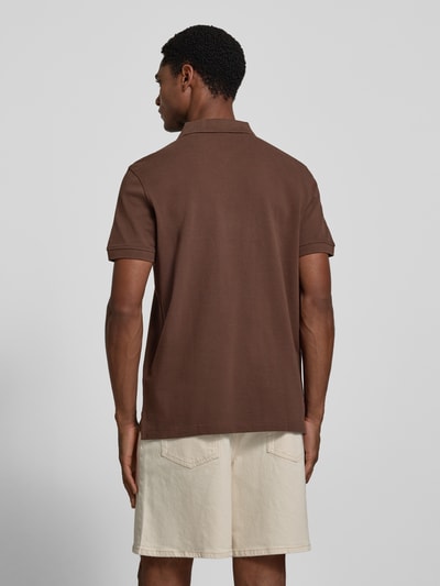 MCNEAL Regular Fit Poloshirt mit Label-Stitching Schlamm 5