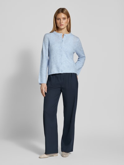 Modelka kobieca nosi Regular Fit Sweatjacke aus Woll-Mix mit Alpaka-Anteil Modell 'LULU NEW' od Selected Femme, melanżowy jasnoniebieski sweter z dzianiny, długi rękaw, okrągły dekolt, zapięcie na guziki, prążkowane wykończenia, widok całej sylwetki z przodu.