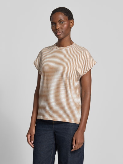 Vrouwenmodel draagt Loose Fit T-shirt ausm reiner Baumwolle van Armedangels in beige-wit gestreept, dames T-shirt, driekwart mouwlengte, frontale lichaamsopname.