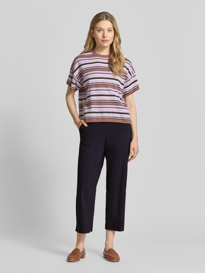 Frauenmodel trägt Hose aus Viskose-Mix in verkürzter Passform Modell 'FENJA2' von STEHMANN, dunkel, glatte Struktur, elastischer Bund, Damenhose, Innenbeinlänge 66 cm, Bundweite 40 cm, Ganzkörperansicht von vorne.