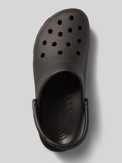 Produktfoto, zwarte Clogs met Label-Detail van Crocs, afgeronde neus, instapmodel, verstelbare riem, hakhoogte 5 cm, gladde textuur
