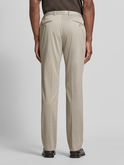 Männermodel trägt Straight Fit Stoffhose mit Viskose-Anteil von HECHTER PARIS in Beige, feine Textur, Ganzkörperansicht Rückansicht. Elastischer Material-Mix, Eingriff- und Gesäßtaschen, Knopf- und Reißverschluss.