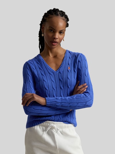 Vrouwenmodel draagt Regular Fit Strickpullover aus Woll-Kaschmir-Mix van Polo Ralph Lauren, blauw, kabelpatroon, detailopname bovenlichaam.