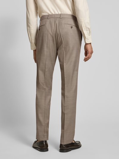 Männermodel trägt Straight Fit Hose aus Schurwoll-Mix von bugatti in Beige mit Bundfalten und Gesäßtaschen, Ganzkörperansicht Rückansicht.