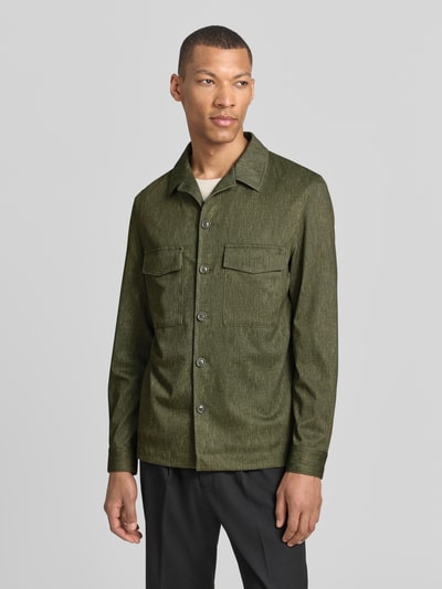 Mannenmodel draagt Slim Fit Hemdjacke met borstzakken model 'Constantin' van CG - Club of Gents, materiaalmix met viscose, reverskraag, ruglengte bij maat 50: 75 cm, groen, eenvoudige structuur, volledige voorkantaanzicht