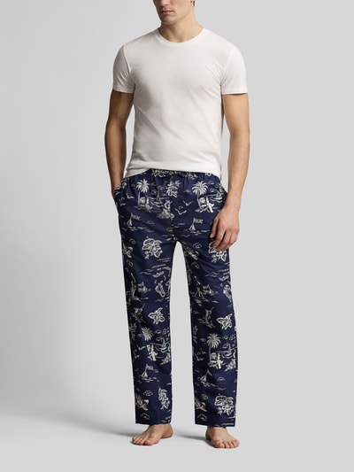 Männermodel trägt Comfort Fit Pyjama-Hose aus reiner Baumwolle Modell 'PJ PANT-SLEEP-BOTTOM' von Polo Ralph Lauren Underwear, Optik:Allover-Muster, Passform:Comfort Fit, Verschluss:Tunnelzug, Bundabschluss:Elastisch, Taschen:Seitliche Eingrifftaschen, Material:Reine Baumwolle, dunkle Farben, weiche Textur, Ganzkörperansicht von vorne.