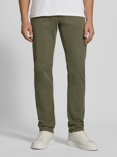 Mężczyznamodel nosi zielone jeansy Straight Fit z mieszanki bawełny od Pierre Cardin, Model 'Lyon', 5 kieszeni, szlufki, zapięcie na guzik i zamek; Szerokość w rozmiarze 32/34: 41 cm, Długość wewnętrzna nogawki: 86 cm; Ganzkörperansicht von vorne