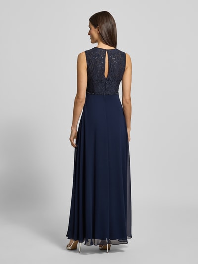 Frauenmodel trägt Regular Fit Abendkleid mit floralem Spitzenbesatz von Jake*s Cocktail in Dunkelblau, ärmellos, semitransparent, Pailetten, fließender Stoff, ganzkörperansicht rückansicht.