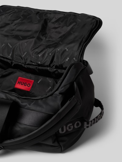 Produktfoto, Tasche aus echtem Leder mit Logo-Detail Modell 'Nuvola' von FURLA, schwarz, Reißverschluss, verstellbare Schulterriemen, glatte Struktur, Innenfach mit FURLA-Schriftzug, Breite 29 cm, Länge 39 cm, Tiefe 16 cm, Riemen 75 cm