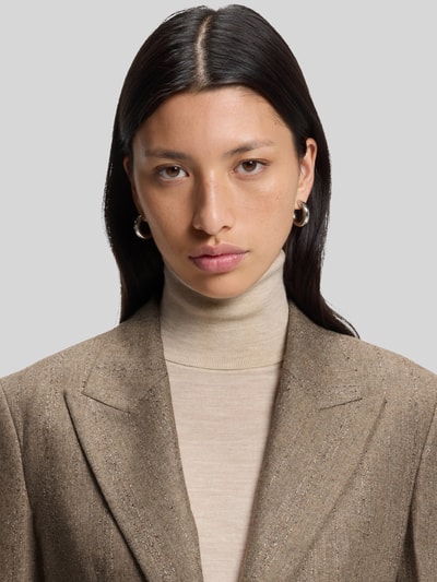 Frauenmodel trägt Slim Fit Longblazer aus Viskose-Mix Modell 'Jonahsa' von BOSS in Beige mit feiner Textur, Nahaufnahme Oberkörper, Damen Longblazer von BOSS.