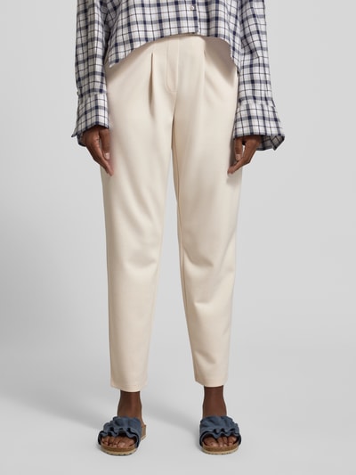 Frauenmodel trägt Sweatpants mit französischen Eingrifftaschen von monari in Beige, gerader Schnitt, Viskose-Mix, Nahaufnahme Oberkörper.