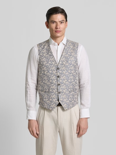 Męski model nosi Regular Fit Weste mit floralem Allover-Stitching von CG - Club of Gents, beżowe kolory, gładkie tekstury, guziki, szerokość w rozmiarze 50: 60 cm, długość pleców 62 cm, krój regular fit, widok całej sylwetki z przodu.