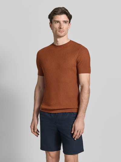 Mężczyznęmodel nosi T-Shirt aus Viskose-Mix in Ripp-Optik von Antony Morato, kolor rdzawobrązowy, krój slim fit, okrągły dekolt, długość tyłu w rozmiarze M: 65 cm, przód całej sylwetki