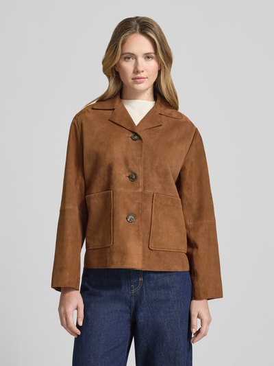 Frauenmodel trägt Regular Fit Lederjacke aus echtem Ziegenleder Modell 'PALCHI' von Weekend Max Mara in Braun, unifarbenes Velours, Ganzkörperansicht von vorne.