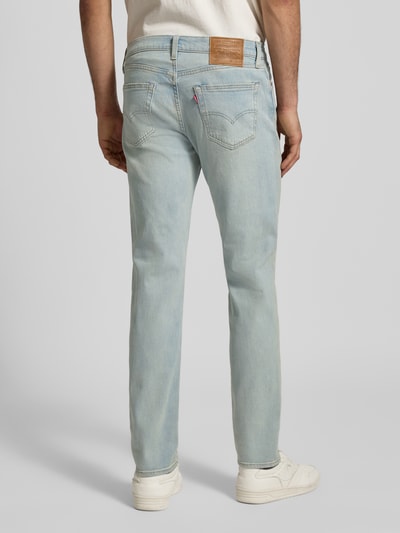 Männermodel trägt Slim Fit Jeans im 5-Pocket-Design von Levi's®, hellblauer Baumwoll-Mix, Bundweite 41 cm, Innenbeinlänge 78 cm, Ganzkörperansicht Rückansicht.