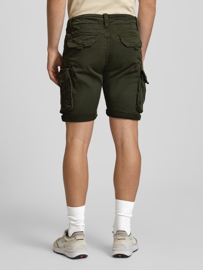 Mężczyzna nosi Shorts mit Cargotaschen Modell 'CREW SHORT' von Alpha Industries z bawełniano-elastanowej tkaniny, krój regular fit, kolor ciemnozielony, z kieszeniami cargo i klasycznym pasem, Szerokość w rozmiarze 32: 44 cm, długość nogawki wewnętrznej: 22 cm, tekstura gładka, widok całej sylwetki z tyłu