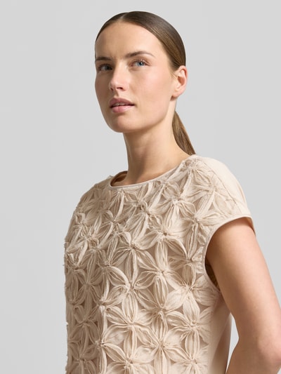 Frauenmodel trägt Regular Fit Kurzarmbluse mit 3D-Effekt von s.Oliver BLACK LABEL, unifarben, U-Boot-Ausschnitt, Chiffon-Besatz, Nahaufnahme Oberkörper.