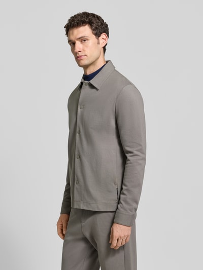 Męski model nosi Regular Fit Hemdjacke aus Baumwoll-Mix von Marc O'Polo, klasyczna szarość, gładka tekstura, Ganzkörperansicht von vorne, bluza rozpinana męska