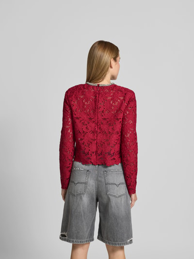 Frauenmodel trägt Slim Fit Longsleeve aus floraler Spitze von Self-Portrait in Rot, semitransparent, Ziersteinbesatz, Rückansicht, Ganzkörperansicht.