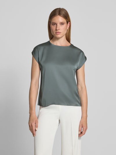 Frauenmodel trägt Damen T-Shirt aus Satin in Grau mit Rundhalsausschnitt, Regular-Fit, Modell 'ELLETTE' von VILA, Ärmel mit Aufschlag; Ganzkörperansicht von vorne. Rückenlänge bei Größe 36: 58 cm.