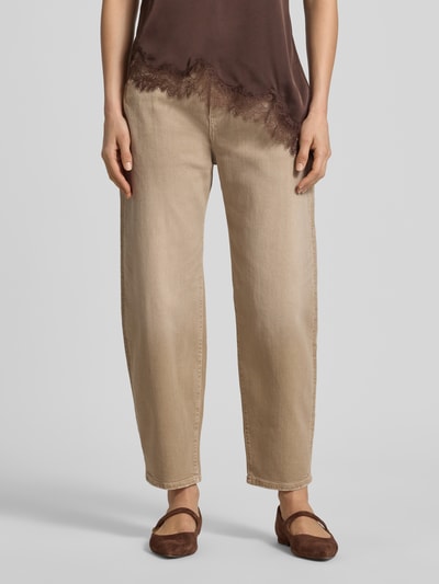 Frauenmodel trägt Straight Fit Jeans im 5-Pocket-Design Modell 'Ida' von Gang in Beige, elastischer Baumwoll-Mix, Nahaufnahme Oberkörper, Vorderansicht