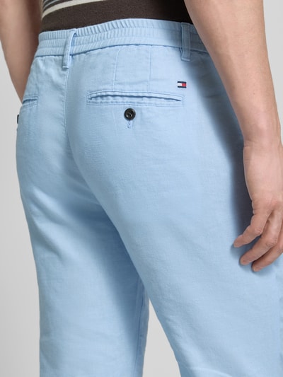 Männermodel trägt Regular Fit Leinenhose mit Logo-Stitching Modell 'Denton' von Tommy Hilfiger in Optik: Unifarben, Material: Leinen-Mix, Nahaufnahme Rückansicht.