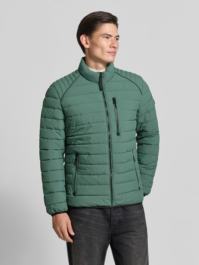 Männermodel trägt Steppjacke mit Stehkragen und Reißverschlusstaschen von LERROS in Grün, dezente Steppung, Ganzkörperansicht von vorne, Regular Fit, Länge 69 cm, Schulterbreite 46 cm, Brustweite 60 cm, Ärmellänge 69 cm.