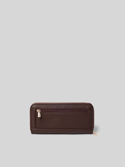 Produktfoto, Portemonnaie in Leder-Optik Modell 'MELODY' von GUESS in Dunkelbraun mit Reißverschlussfach und Logo-Detail, Damen Accessoire