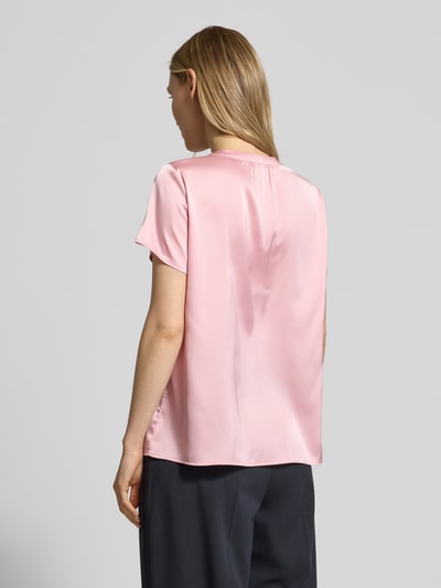 Frauenmodel trägt Blusenshirt aus Satin mit V-Ausschnitt von Betty Barclay in Rosa mit 1/2-Arm, Regular-Fit, Rückenlänge 62 cm, Ganzkörperansicht Rückansicht.