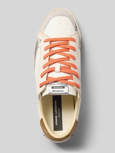 Produktfoto, Sneaker mit Kontrastbesatz von Crime London in Beige mit orangen Schnürsenkeln, runder Form, strukturierter Sohle, Label-Print, Größenangaben zur Absatzhöhe, Schafthöhe und Schaftweite, Ansicht von oben