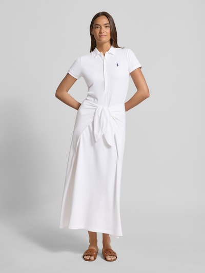 Kobieta nosi Regular Fit Freizeitkleid aus Baumwoll-Mix von Polo Ralph Lauren, biała, jednolita, bawełna piké, midi, krótki rękaw, logo, widok z przodu całej sylwetki