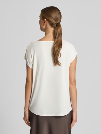 Frauenmodel trägt T-Shirt mit U-Boot-Ausschnitt von MORE & MORE im unifarbenen Design, Viskose-Elasthan-Mix, lockere Passform, Ganzkörperansicht Rückansicht.