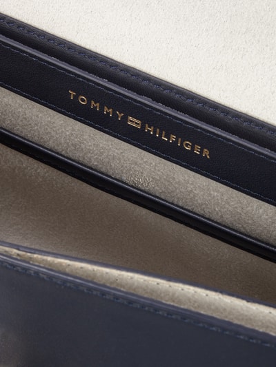 Tommy Hilfiger Skórzana torebka na długim pasku ze sprzączką z logo Granatowy 5