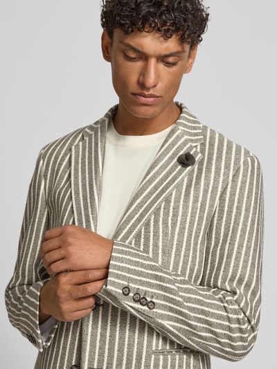 Männermodel trägt Slim Fit 2-Knopf-Sakko mit Paspeltaschen Modell 'Hawksley' von JOOP! Collection im Baumwoll-Lyocell-Mix, Nahaufnahme Oberkörper.
