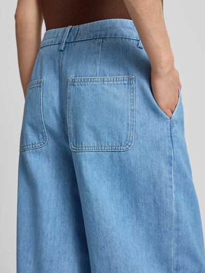 Männermodel trägt Wide Fit Jeans mit Lyocell-Anteil von comma, jasnoniebieski denim, mieszanka bawełny i lyocellu, nakładane kieszenie z tyłu, zapięcie na haftkę i zamek błyskawiczny, szerokość w rozmiarze 36: 37 cm, długość wewnętrzna nogawki w rozmiarze 36: 80 cm, detailaufnahme