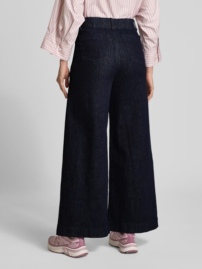 Frauenmodel trägt Wide Leg Jeans mit Eingrifftaschen von Stefanel in Dunkelblau, Baumwoll-Elasthan-Mix, Ganzkörperansicht Rückansicht.
