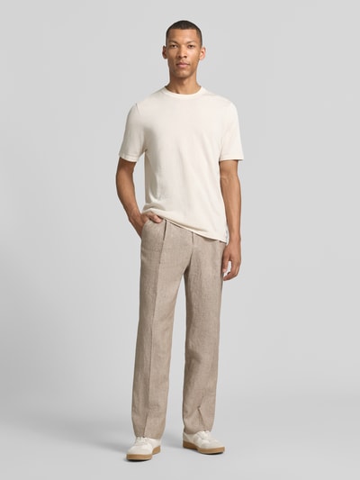 Männermodel trägt Leinenhose mit Bügelfalte Modell 'DiUnic' von Zuitable, beige, Straight Fit, reine Leinen, Ganzkörperansicht von vorne.