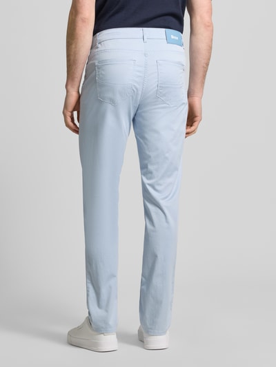 Männermodel draagt lichte heren broek van mix van katoen en elastaan, regular fit, structuurpatroon, steekzakken, model 'Cadiz' van Brax, binnenbeenlengte 83 cm, bandwijdte 46 cm, Ganzkörperansicht Rückansicht.