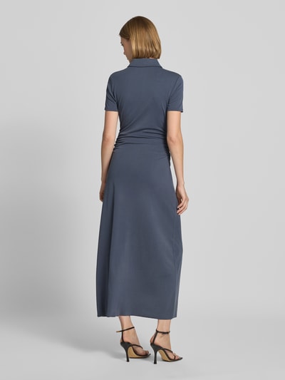 Frauenmodel trägt Polokleid mit Knopfleiste Modell 'SUN' von Samsøe Samsøe in Blau, Maxikleid, glatte Textur, Ganzkörperansicht Rückansicht. Modal-Mix mit Stretch-Anteil, figurbetonter Schnitt, Rückenlänge 146 cm, Brustweite 43 cm, Ärmellänge 19 cm.
